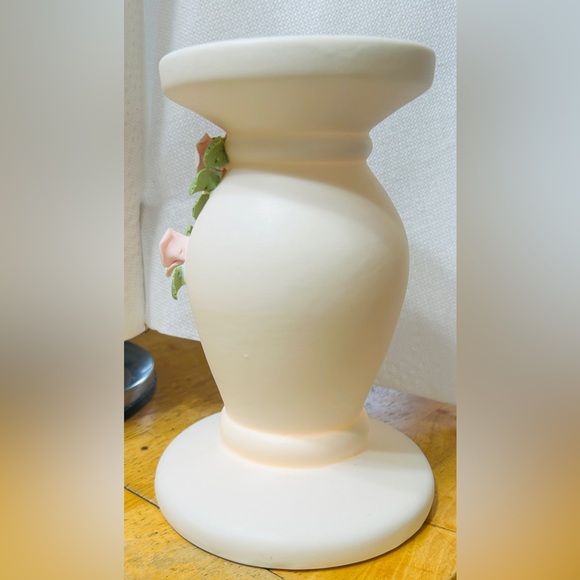 Porcelain pedestal lighted candle holder. Pink roses with green leaves. - Picture 2 of 4